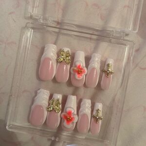 WHITE AND GOLD HAWAIIAN NAILS